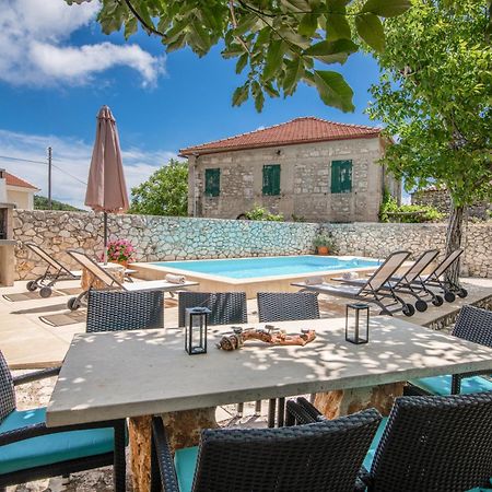 Villa Callisto- Elegant Restored Villa With Pool Gyri Экстерьер фото