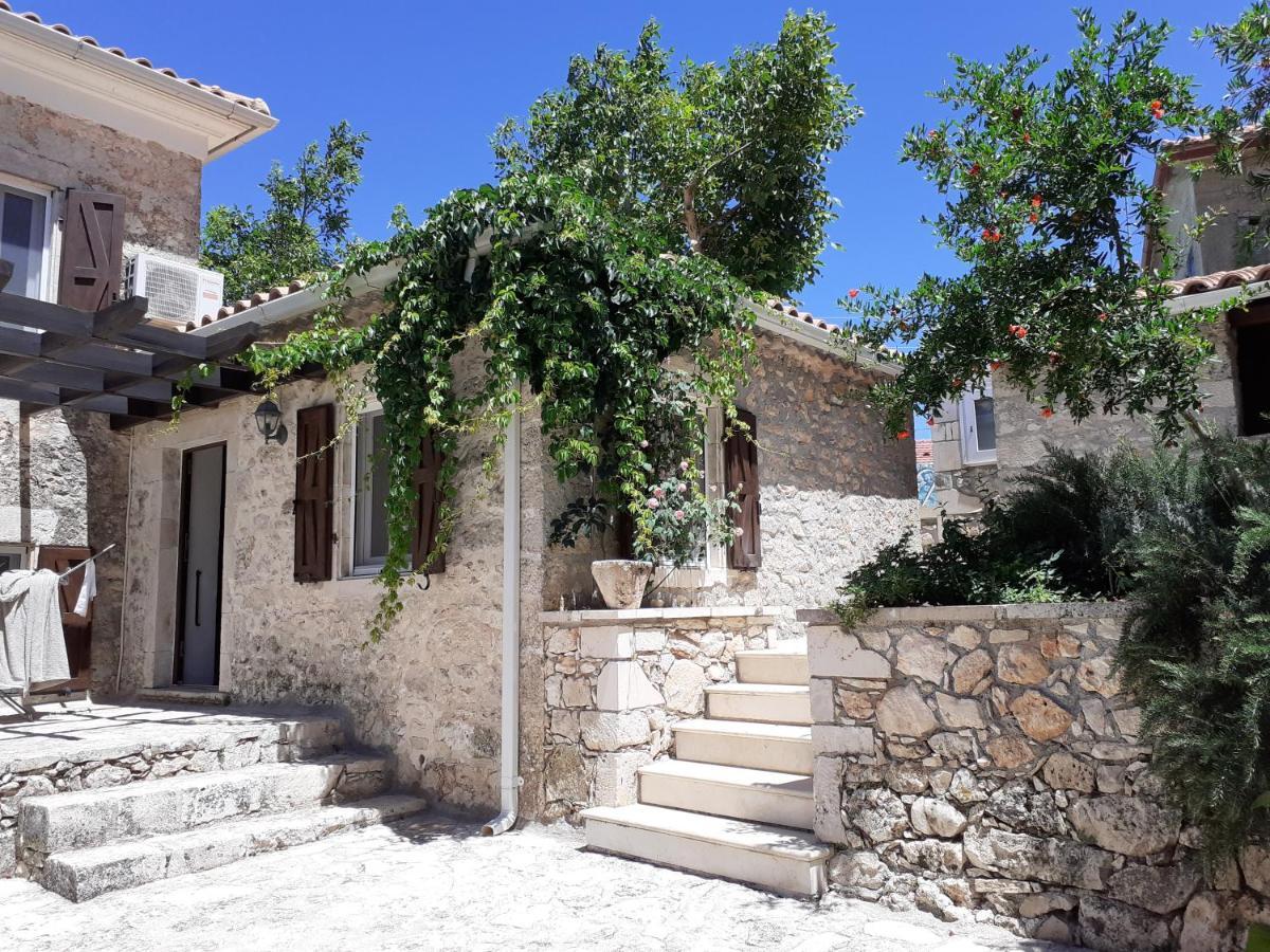 Villa Callisto- Elegant Restored Villa With Pool Gyri Экстерьер фото