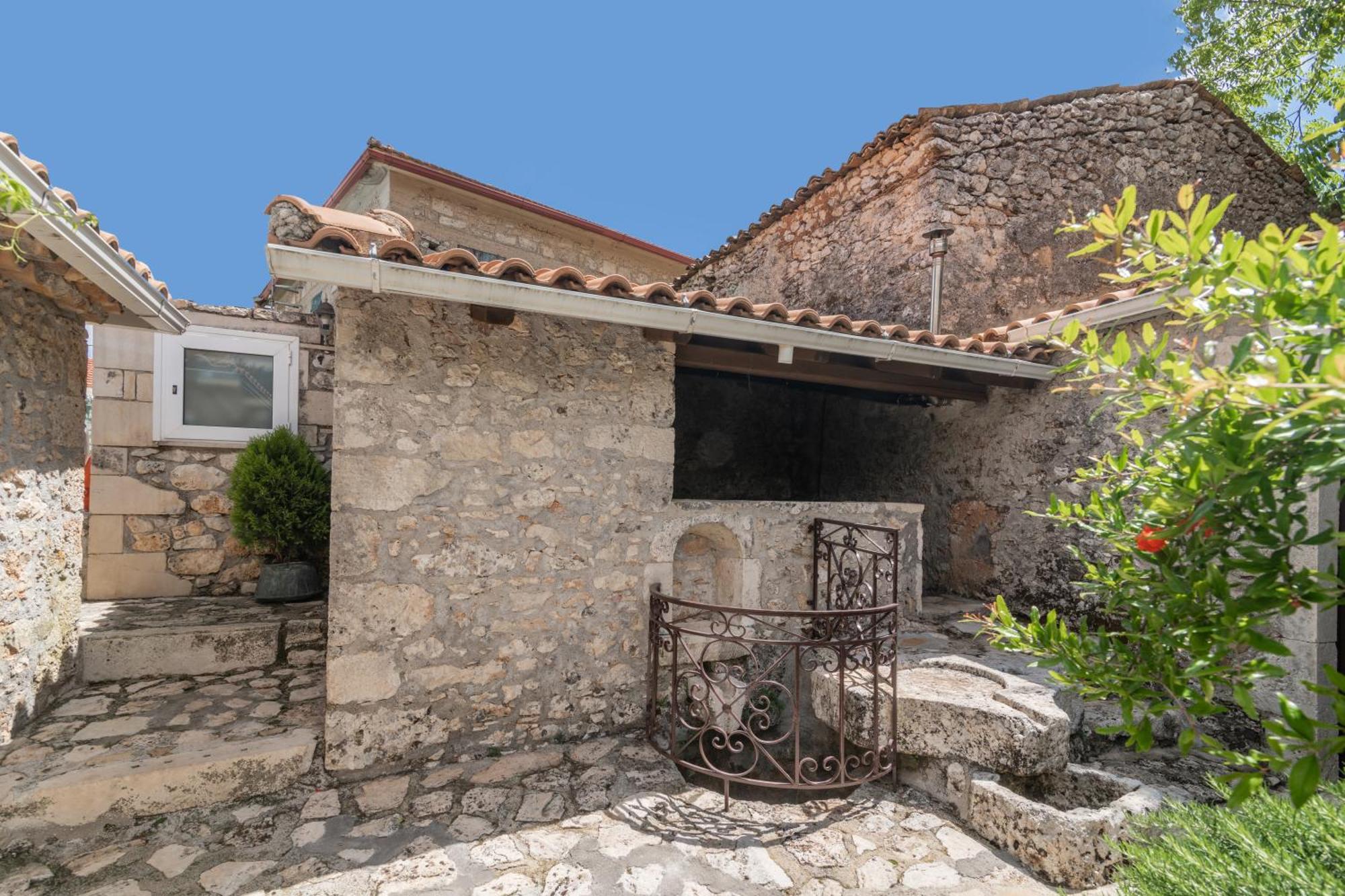 Villa Callisto- Elegant Restored Villa With Pool Gyri Экстерьер фото