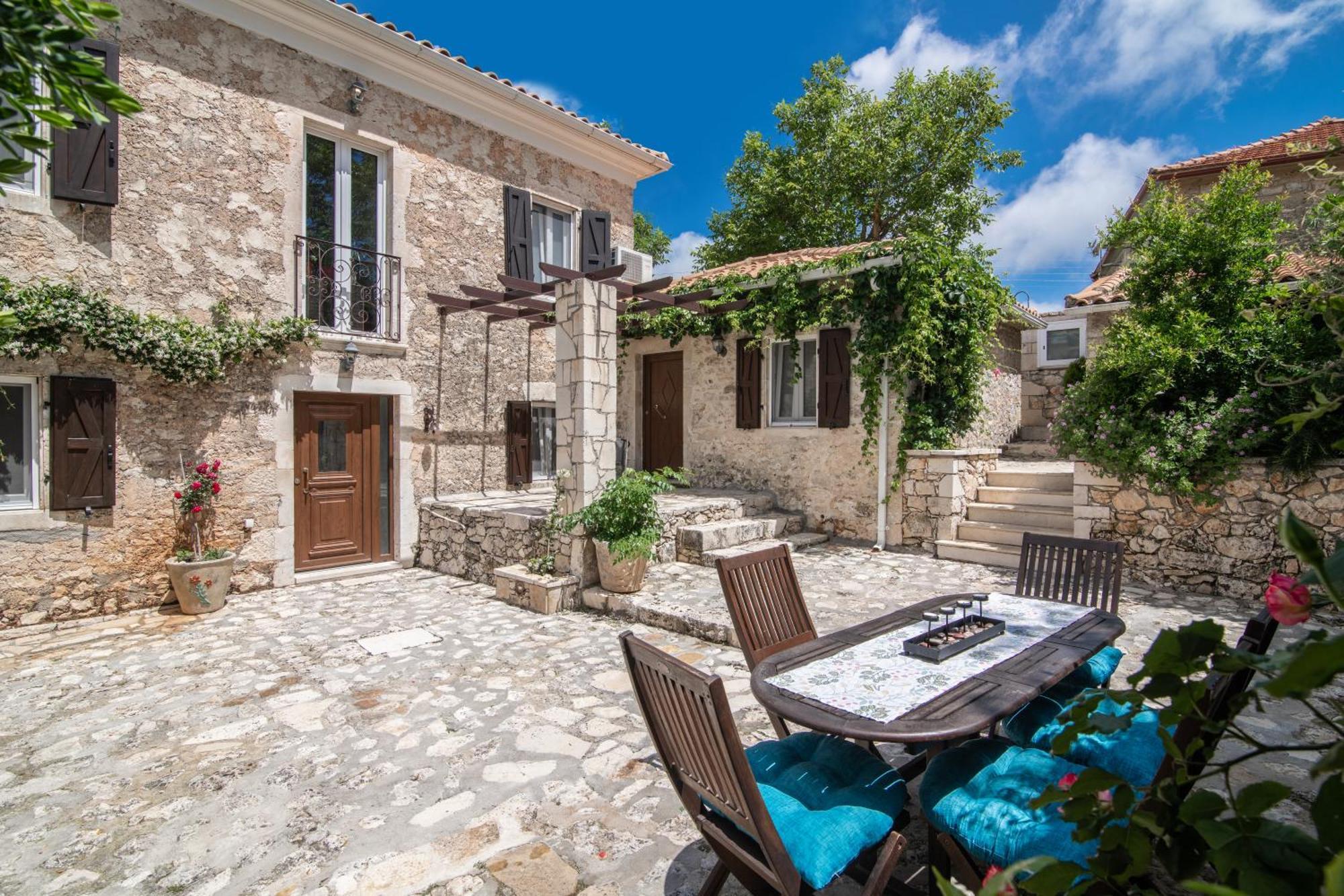 Villa Callisto- Elegant Restored Villa With Pool Gyri Экстерьер фото