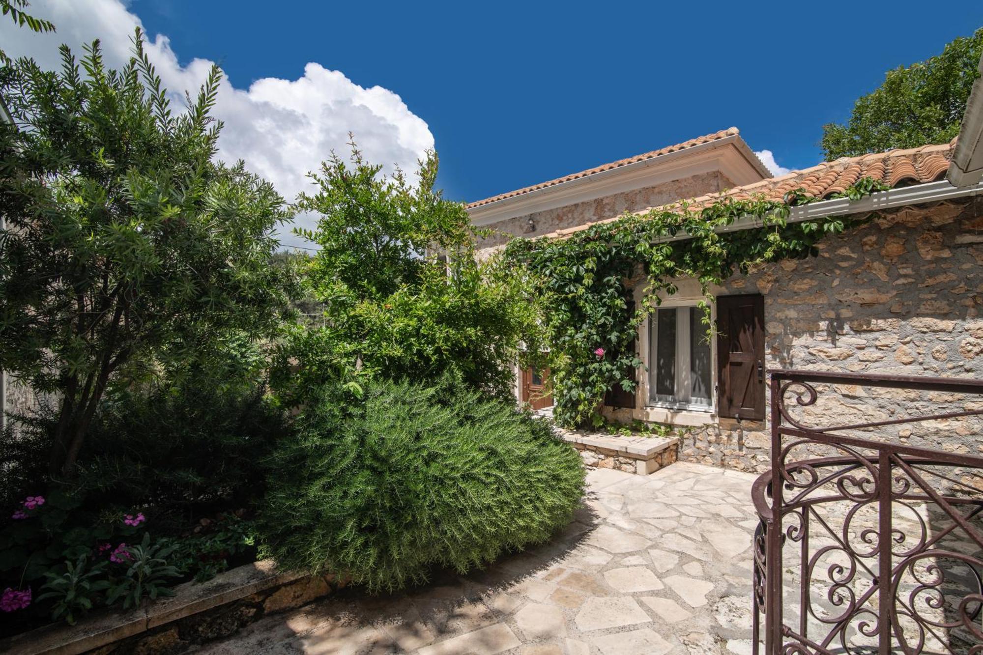 Villa Callisto- Elegant Restored Villa With Pool Gyri Экстерьер фото