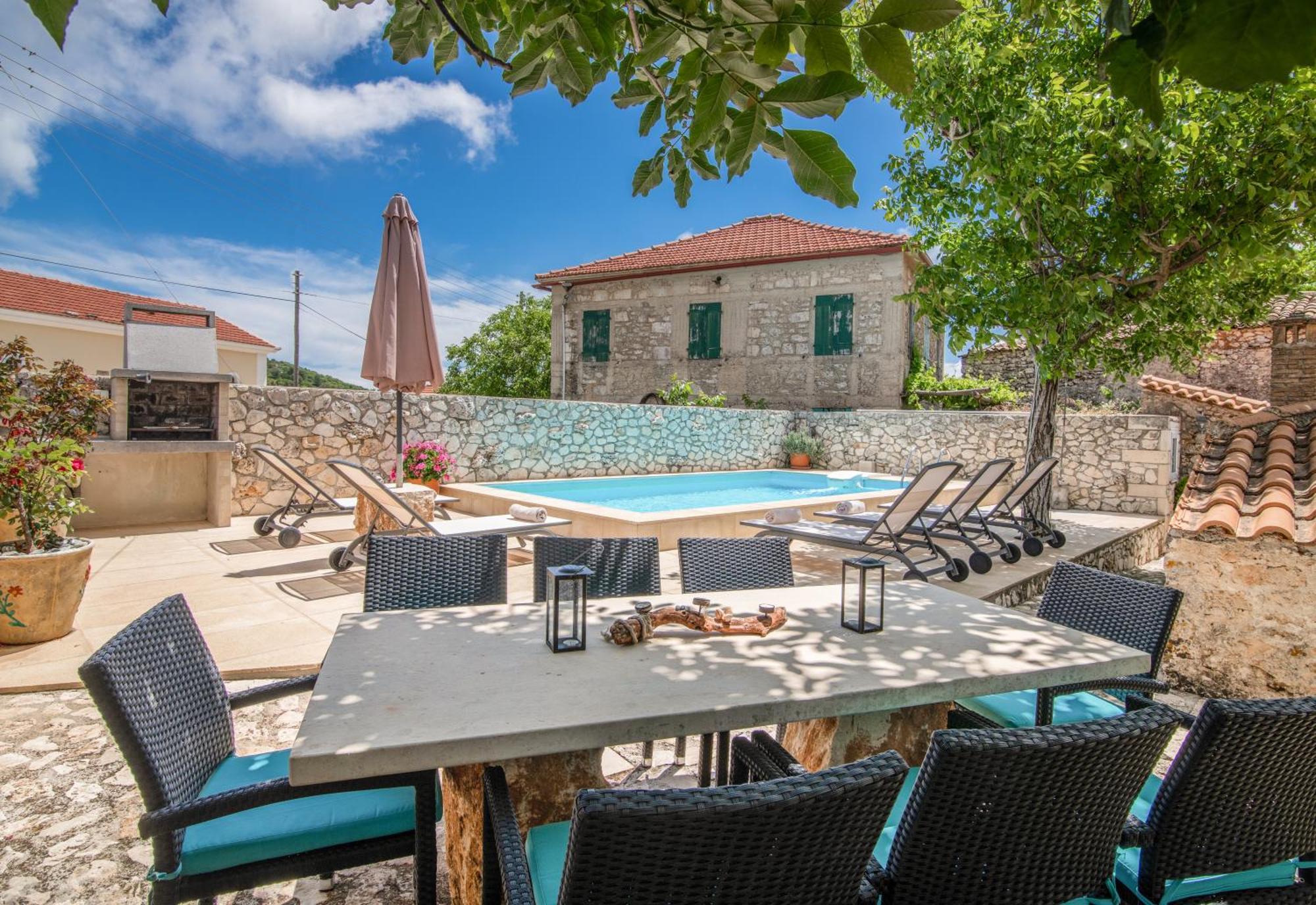 Villa Callisto- Elegant Restored Villa With Pool Gyri Экстерьер фото