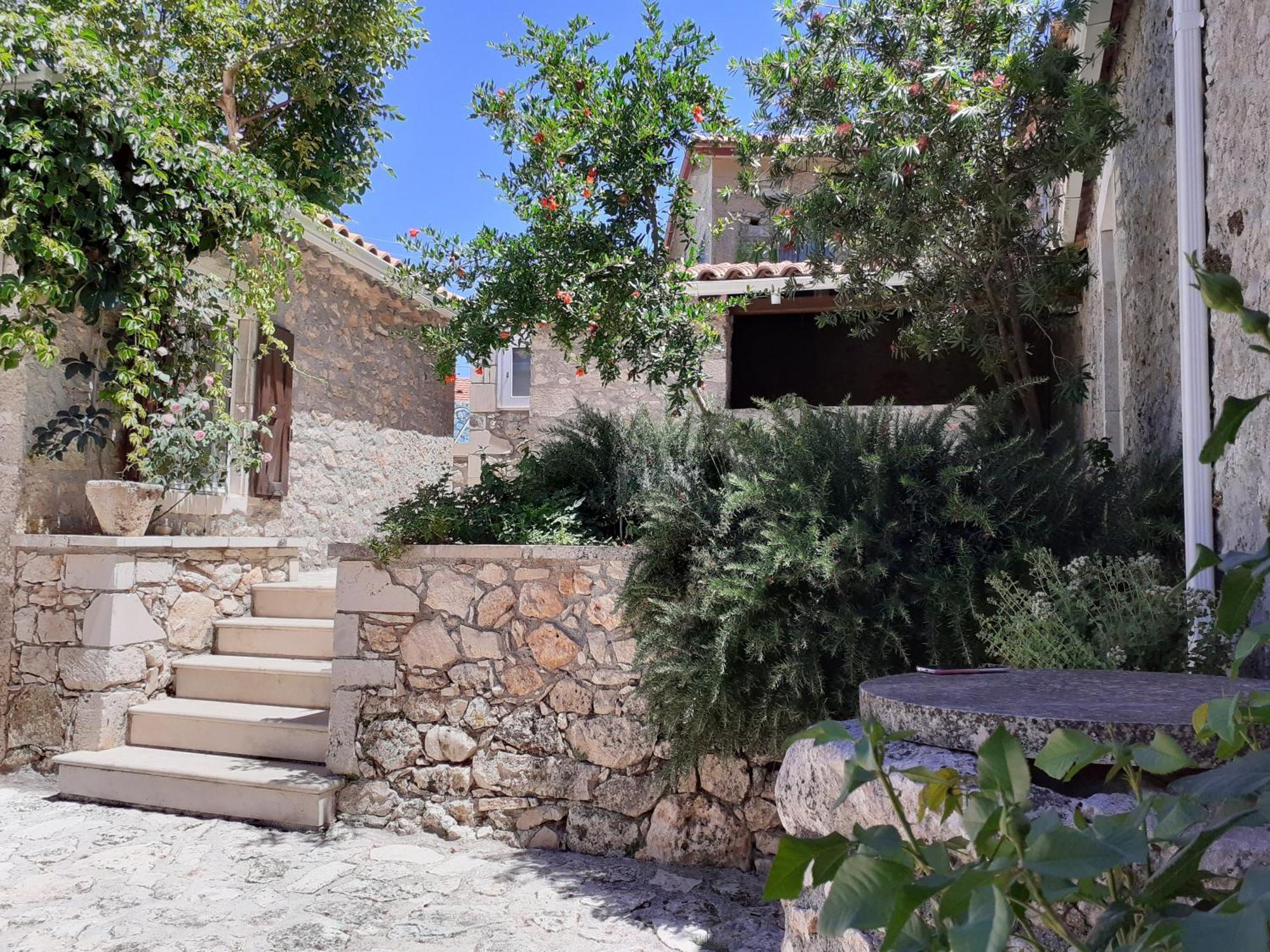 Villa Callisto- Elegant Restored Villa With Pool Gyri Номер фото