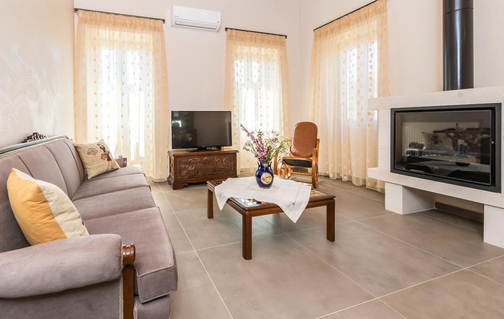 Villa Callisto- Elegant Restored Villa With Pool Gyri Экстерьер фото