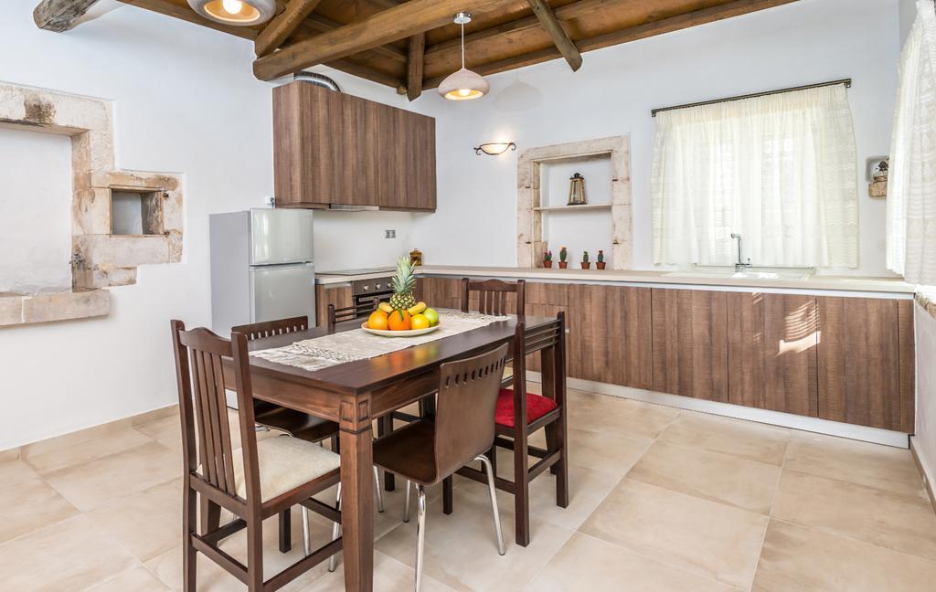 Villa Callisto- Elegant Restored Villa With Pool Gyri Экстерьер фото