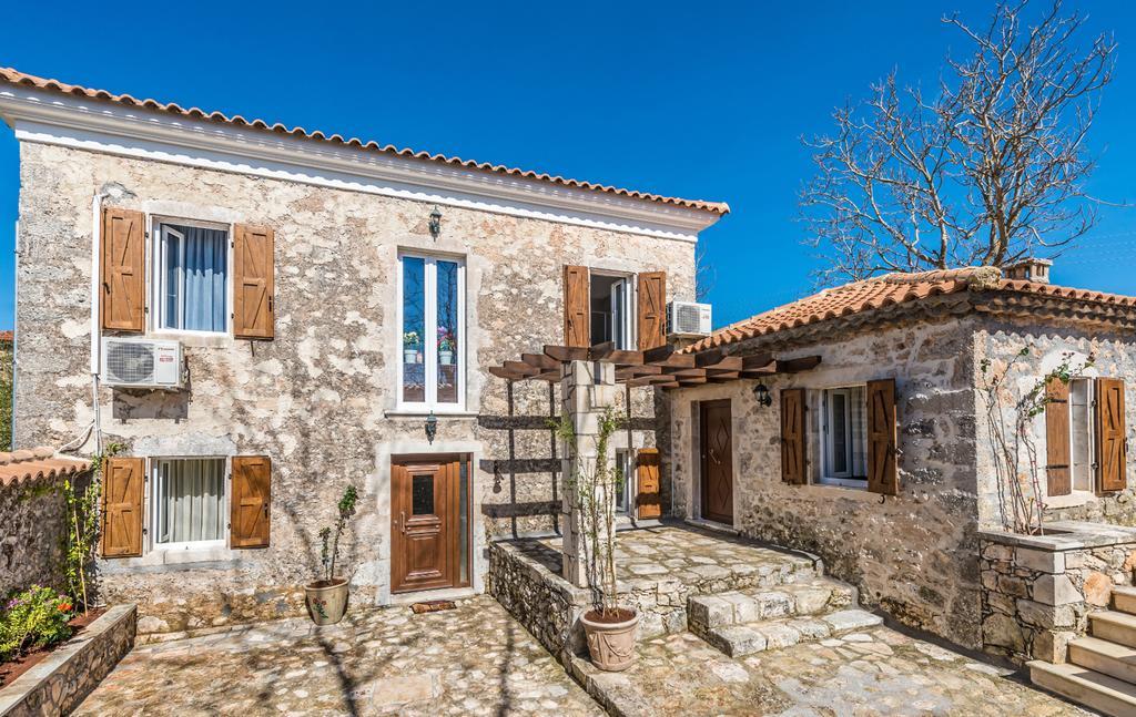 Villa Callisto- Elegant Restored Villa With Pool Gyri Экстерьер фото