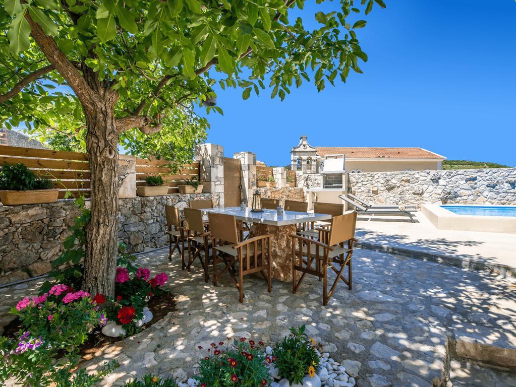 Villa Callisto- Elegant Restored Villa With Pool Gyri Экстерьер фото
