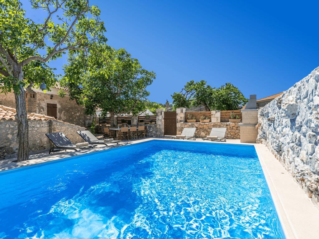 Villa Callisto- Elegant Restored Villa With Pool Gyri Экстерьер фото
