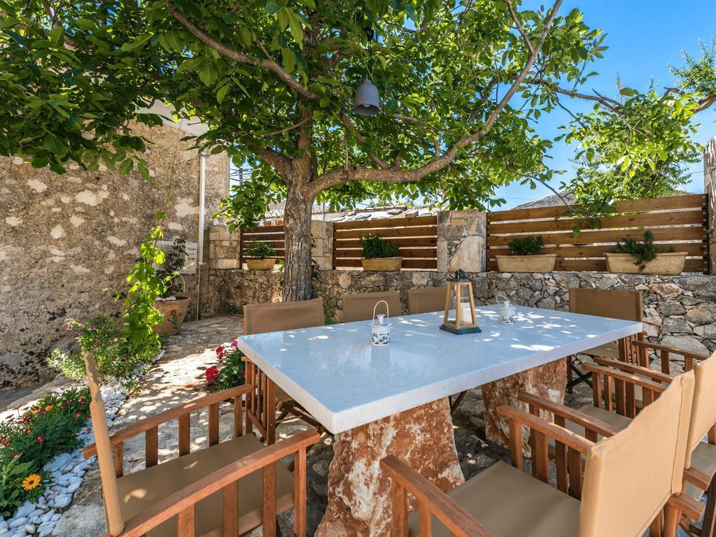 Villa Callisto- Elegant Restored Villa With Pool Gyri Экстерьер фото