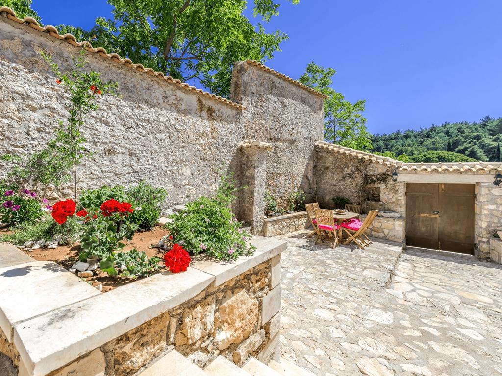 Villa Callisto- Elegant Restored Villa With Pool Gyri Экстерьер фото