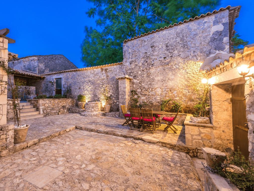 Villa Callisto- Elegant Restored Villa With Pool Gyri Экстерьер фото