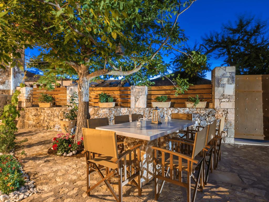 Villa Callisto- Elegant Restored Villa With Pool Gyri Экстерьер фото