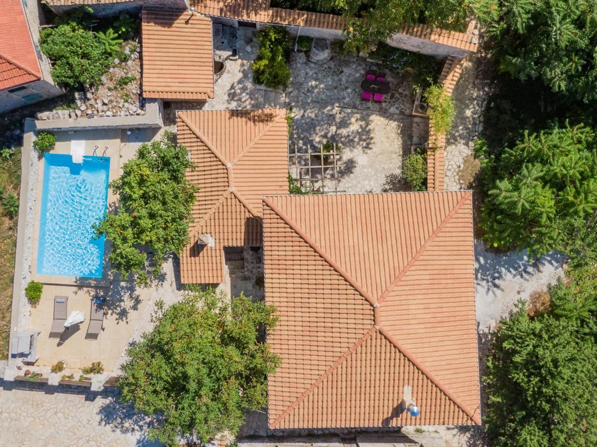 Villa Callisto- Elegant Restored Villa With Pool Gyri Экстерьер фото