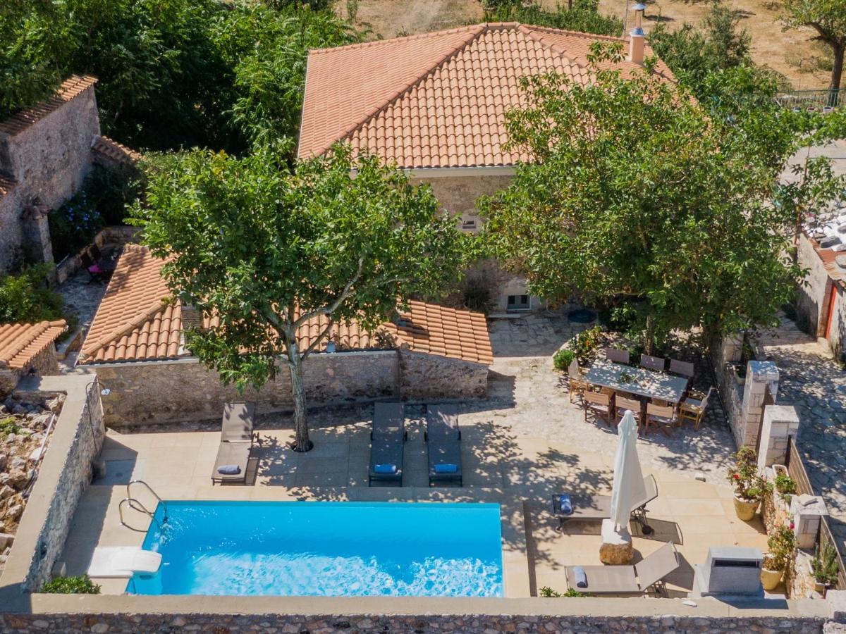 Villa Callisto- Elegant Restored Villa With Pool Gyri Экстерьер фото